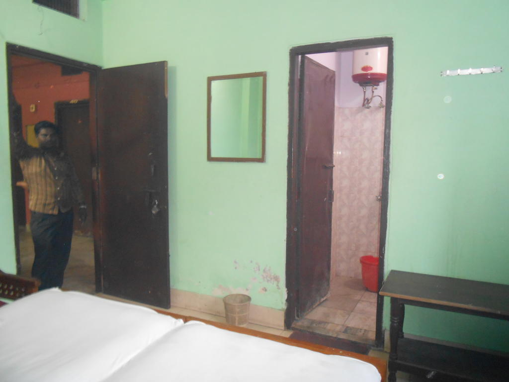 Hotel Sonmony Varanasi Quarto foto