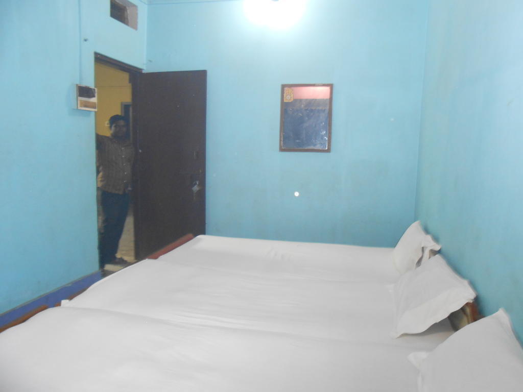 Hotel Sonmony Varanasi Quarto foto