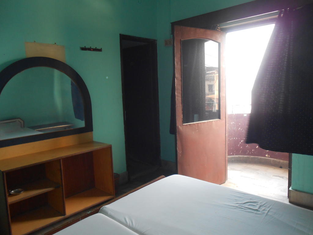 Hotel Sonmony Varanasi Quarto foto
